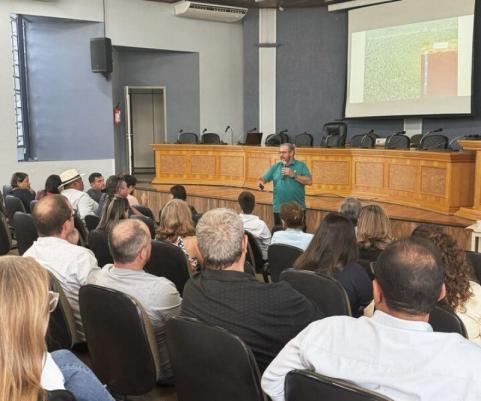 O articular do projeto Plantas Medicinais, Jair Kotz, explanado sobre as ações em Matelândia