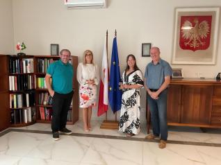 A cônsul-geral da Polônia, em Curitiba, Marta Olkowska, recebeu em seu gabinete os coordenadores do projeto Plante e Colha Saúde, Euclides Lara Cardozo Junior e Jair Kotz, acompanhados da superintendente do MDA, Leila Klenk