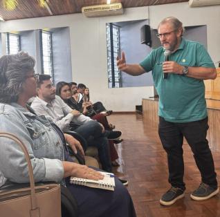 O articular do projeto Plantas Medicinais, Jair Kotz, explanado sobre as ações em Matelândia