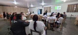 A engenheira agrônoma Natalia Alberti, reunida com agricultores familiares e agentes de saúde, de Renascença: foco nos aspectos técnicos e produtivos de várias plantas medicinais