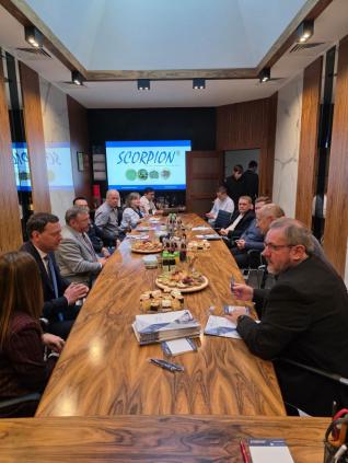 Euclides (Sustentec), reunido com o prefeito de Zduny, Mitosz Zwierzyk, cidade sede da empresa Scorpion